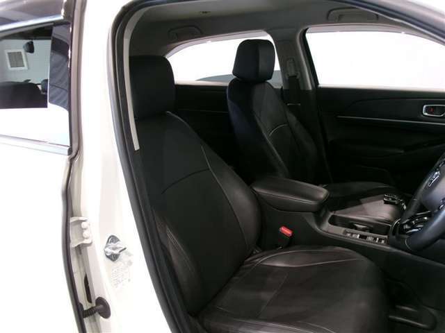 高いホールド性で運転姿勢が安定します。長距離ドライブでも疲れにくいのが魅力です。快適なドライビングライフをお送りください♪