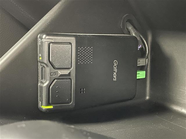 【ETC】有料道路を利用する際に料金所で停止することなく通過できる、ETC車載器（ノンストップ自動料金収受システム機器）が装備されています。セットアップを行うことで利用可能になります。
