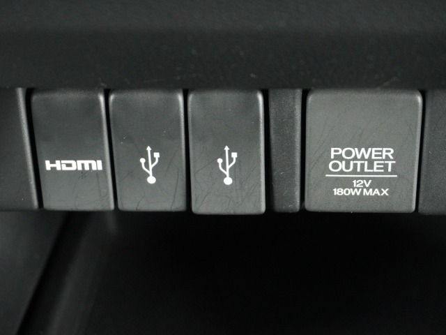 USB接続、HDMI接続、12Vの電源ソケットも使いやすい場所に装備されています。