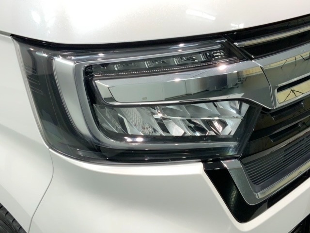LEDヘッドライトは、点灯の瞬間から最大光量を発揮し、突然暗くなるトンネルなどでの安定感を高めます。