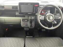 コックピット内の全体像です。運転席・助手席付近の様子を掲載しております♪