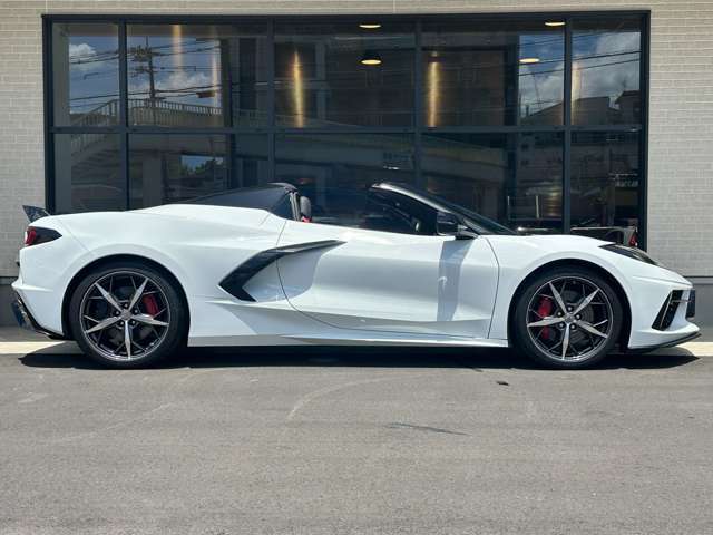 C8コルベットからミッドシップエンジンに変更され横からのフォルムが今までのコルベットと全く違います。