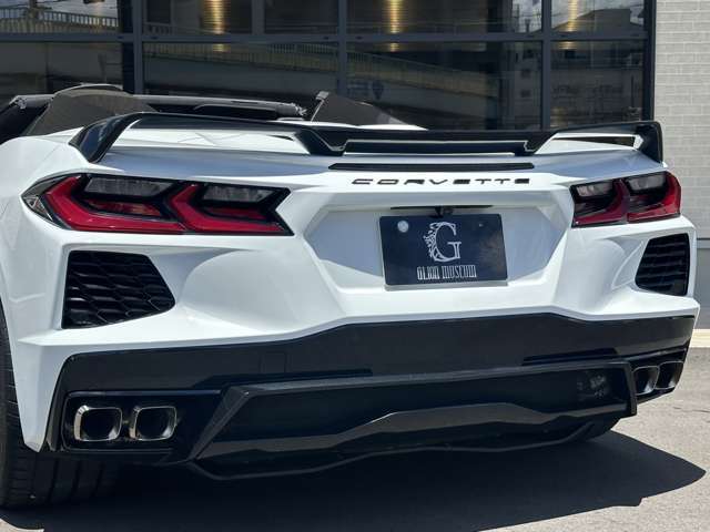 C8コルベットでは左右に分割された4本出しマフラーが採用されております。