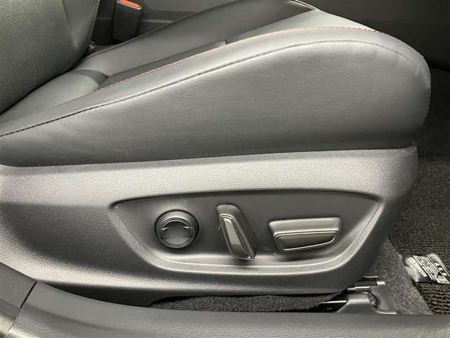 パワーシート搭載。微妙な調整が手軽にでき、最適なポジションで運転することが可能です。