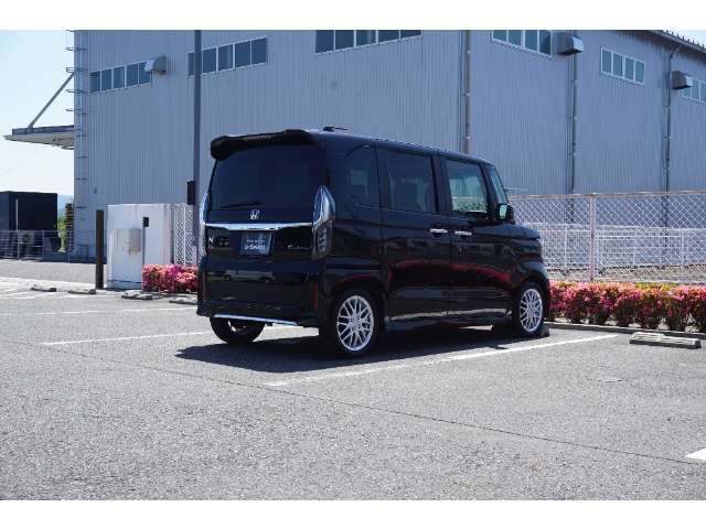 Honda　SENSINGとは衝突を予測してブレーキをかけたり、前のクルマとちょうどいい距離でついていったりできる多彩な安心、快適機能を搭載した先進の安全運転支援システムです。