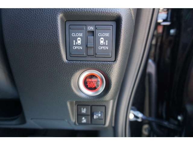 両側電動スライドドア付。通常のドアに比べて、車のボディーに対し平行に開閉し、開けてもスペースを取りません。出入り口が大きいドアはお子様のいるご家庭はもちろん、混んだ駐車場でも大活躍です！