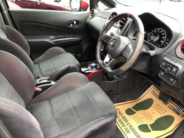 運転席シート廻りは使用感も少なく、良好な状態となっています。前オーナー様が丁寧に使っていたことがよくわかります♪