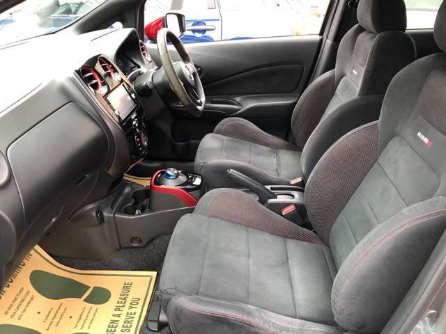 運転席シート廻りは使用感も少なく、良好な状態となっています。前オーナー様が丁寧に使っていたことがよくわかります♪