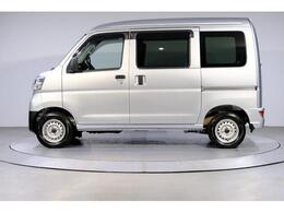 リヤドア、リヤガラスはプライバシーガラスですので、外から車内が見えにくくなっております。リヤワイパー付ですので、雨の日のドライブや駐車時にとても便利です。