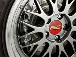 フロントにJURATECのV36スカイライン355φスリットローターキットを採用・リアにはプロμスリットローターを採用・足回りはAXUR SUPER OHLINSの車高調キットに交換済み