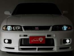 N1のフロントフードトップモールとバンパーダクトも採用して、よりインパクトがあるデザインチョイスが行えています。ヘッドライトは純正のXENON(キセノン）ライトを採用されています。ヘッドライトカバーも綺麗です