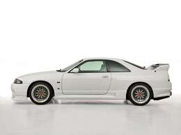 28年経過しているが、同色全塗装リフレッシュ済みで、フェンダー内部のシールも打ち換えや当時の新品部品を使用し、オリジナリティあるトータルリフレッシュ済みで、28年経っていると思えない仕上がりです