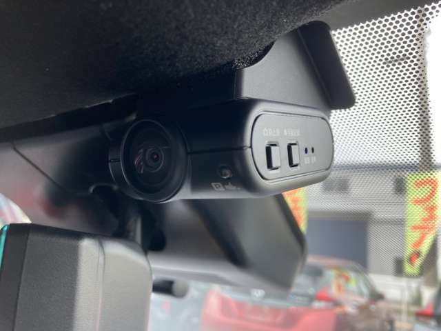 日産オリジナルドライブレコーダー（フロント＋車室内）走行中の幅寄せ対策や後方撮影（リヤガラス越し）にも対応してます。