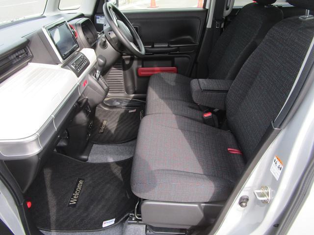 フロントシートはベンチシートです。インパネシフトで足元は広々。運転席と助手席はウォークスルーできます。