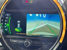 ●ガイドライン付きバックカメラ：不安な駐車もこれで安心！ガイドライン付きなので狭い箇所での駐車もラクラクです！