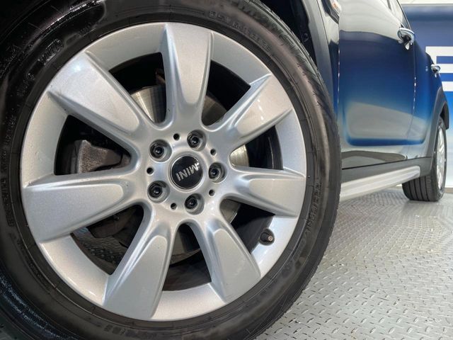 ●純正17インチアルミホイール：輸入車ならではの卓越した走りを支えるホイールと足回りです！日本車の走りに慣れている方にもぜひ体感して頂きたいほど、高いレベルでまとまっています！