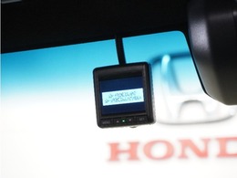 ◆ドライブレコーダー◆映像・音声などを記録する自動車用の装置です。　もしもの事故の際の記録はもちろん、旅行の際の思い出としてドライブの映像を楽しむことができます。