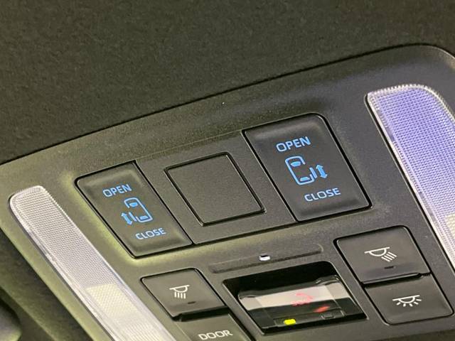 【両側パワースライドドア】スマートキーや運転席のスイッチで後席両側スライドドアの開閉が可能♪電動だから力を入れてドアを開ける必要が無く、小さなお子様でも簡単に開け閉めでき快適です♪