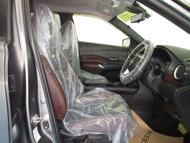 車内の気になる匂いを専門の機器を使用し、抗菌・消臭しております。匂いに敏感な女性にも喜んでいただいております。