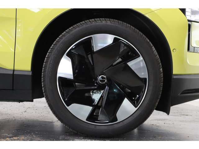 ボルボは北欧らしさ溢れるデザインが魅力の自動車メーカーです。近年、ボルボは日本で人気が急上昇しています。