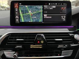 BMWのナビゲーションは操作性も良く、詳細な地図情報と交通状況を見やすく表示し、快適なドライビングをサポートしながら目的地までナビゲートします。