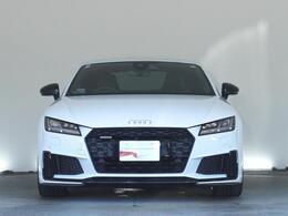 Audiデザインの特徴であるシングルフレームグリルが存在感を主張します。