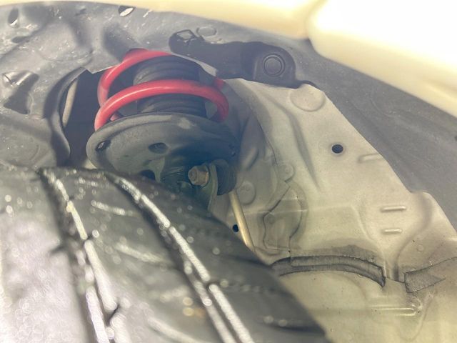 お車を安心してお乗りいただく為には、足回りの定期点検が欠かせません。サービスサポート（有償保証）では無料点検もご提供しており、安心のカーライフをお過ごしいただけるサポート体制が整っています。