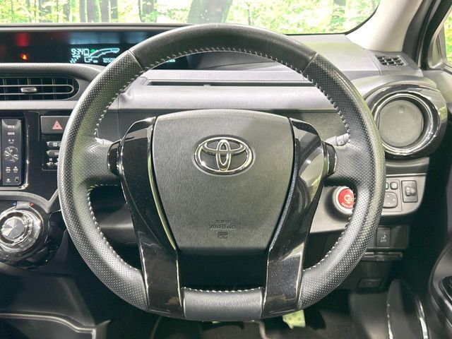 インテリアに合わせたデザインのステアリングは、運転される方のことも考え、運転しやすい形状、大きさです。是非一度、実際に触ってお確かめください。