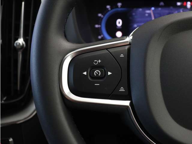 設定した速度を上限に、前方車両との車間距離を自動的に調整しながら加速、巡航、減速を交通の流れに合わせて自動で行う全車速追従機能付ACC（アダプティブ・クルーズ・コントロール）を標準装備しています。