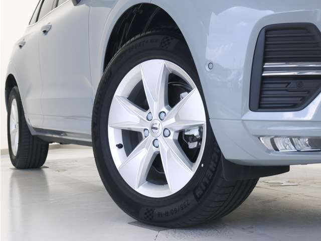 5スポーク7.5J×18インチシルバーアルミホイール。衝突回避・被害軽減ブレーキシステムやパイロット・アシストなど、数多くの先進安全・運転支援機能を標準装備。