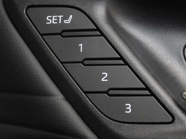 運転席のパワーシートは3名様分までメモリー機能付きです。