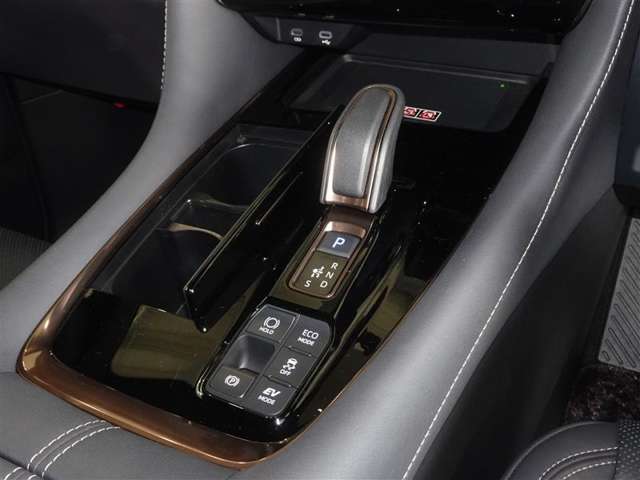 電動パーキングブレーキ・ブレーキホールドを装備してます。ホールド機能は信号待ちが多い一般道で疲労軽減になり、大好評です！