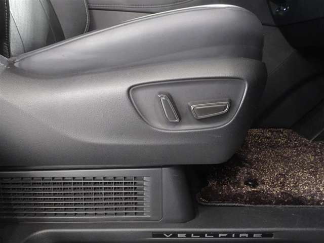 パワーシート搭載。微妙な調整が手軽にでき、ピッタリのポジションで運転することが可能です。