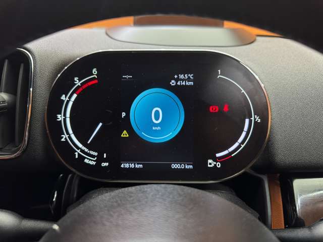 マットブラックにホワイトのLIBERALAのロゴの建物と看板が目印です。