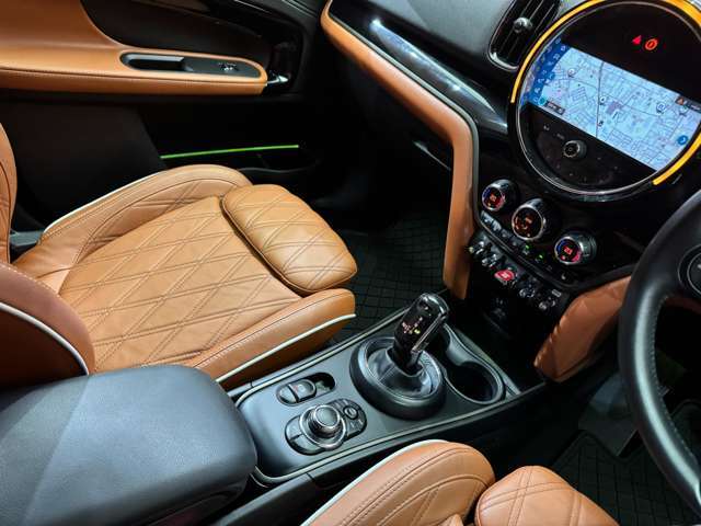 輸入車ディーラー採用のドライブレコーダーも選べます。万が一の事故の際のお守りとしていかがでしょうか？その他様々なオプションをご用意しております。