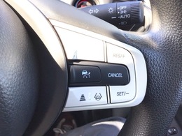 【アダプティブ・クルーズ・コントロール】予め設定した車速内でクルマが自動的に加減速。 前走車との適切な車間距離を維持しながら追従走行し、高速道路でのドライバーの疲労を軽減してくれる嬉しい機能付♪