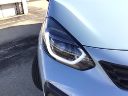 【LEDヘッドライト】大光量で夜道や雨の日の安心感を高めるLEDヘッドライト。周囲の明るさに応じて自動点灯・消灯/ライトの消し忘れも防げるオートライトコントロール付！