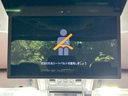 【フリップダウンモニター】大画面モニターで後席でもエンタメをお楽しみいただけます。小さなお子様にも大人気の装備です♪