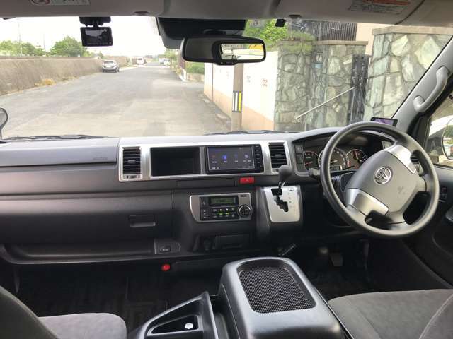 【フロントシート】　こちらのお車のフロントシートは車高が高いので視界良好で快適にお過ごしいただけます！