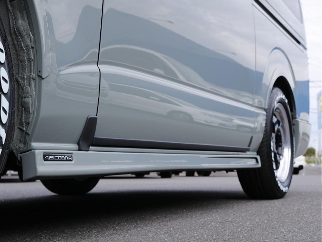 サイドステップを装着し、ステップもラインに合わせてブラックを差し色に♪