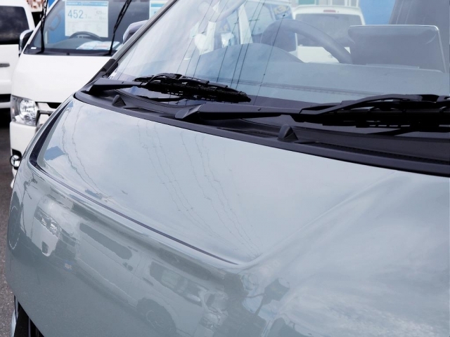 ボンネットは上部にプレスラインがあり、立体感が際立ちます♪