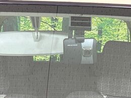 【スマートアシスト】走行中に前方の車両等を認識し、衝突しそうな時は警報とブレーキで衝突回避と被害軽減をアシスト。より安全にドライブをお楽しみいただけます。