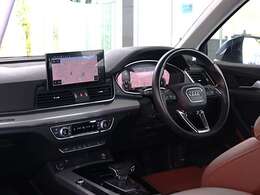 ●シンプルかつ機能的なアウディらしさを表現するインテリア。ラップアラウンドデザインの採用により、適度なタイト感と、圧迫感を感じない横方向への広がりを高いレベルで実現します。