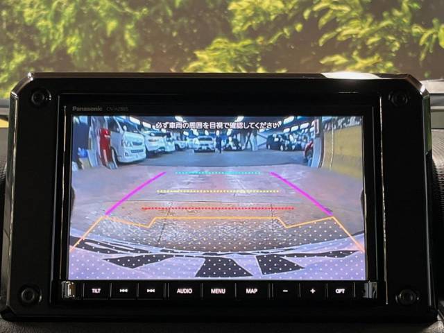 【バックカメラ】駐車時に後方がリアルタイム映像で確認できます。大型商業施設や立体駐車場での駐車時や、夜間のバック時に大活躍！運転スキルに関わらず、今や必須となった装備のひとつです！