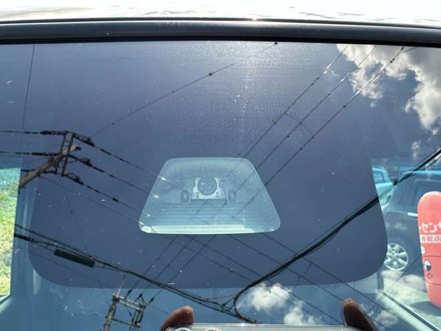 スマートアシストとはダイハツの予防安全機能の総称。車両に搭載した「ステレオカメラ」が周囲の状況を認識し、ドライバーの運転をサポート。ドライブをもっと安全安心に、もっと快適に。