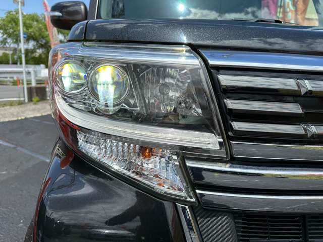 LEDヘッドライト最近の純正ヘッドライトはとても明るい雨の日でも遠くまでみえます。あとアイラインがとても今時！！