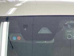 【スマートブレーキサポート】走行中に前方の車両等を認識し、衝突しそうな時は警報とブレーキで衝突回避と被害軽減をアシスト。より安全にドライブをお楽しみいただけます。