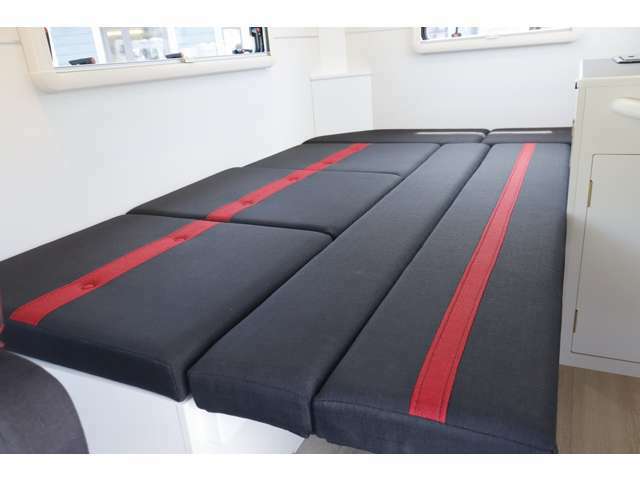 ダイネットはベッド展開可能です。　ベッドサイズは215cm×120cm程です。
