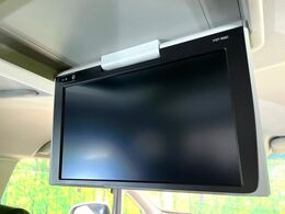 【後席モニター】家族や友人とお出かけする機会が多い方に大人気の後席モニターを装備！見やすい位置に画面がありテレビやDVDの視聴も快適！友達もお子様も、後席にしか乗らなくなるかも？？