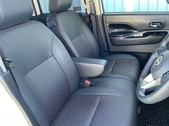 快適に運転できるドライブポジション！運転席シートリフターとシートスライドで、無理のない運転姿勢がとれます。